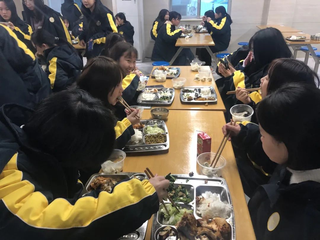 浓浓冬至日，饺子暖人心——我校为学生送上冬至日饺子